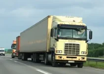 caminhão tomba na SP-294