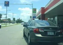 carro invade loja