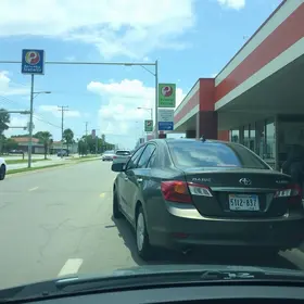 carro invade loja