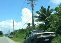Motorista derruba poste e foge do local