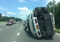 carro capota na rodovia cezário josé de castilho
